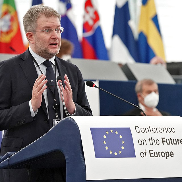 Onorevole Carlo Fidanza, Europarlamentare membro sostituto della Commissione Trasporti e Turismo del Parlamento Europeo